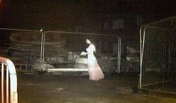 Bảo vệ kinh hãi khi camera ghi lại hình 'cô dâu' xuất hiện trong công trường giữa đêm nhưng không ai thấy