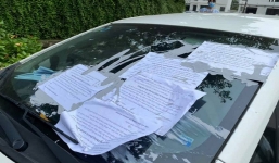 Thông tin mới về vụ hàng loạt ô tô ở Hà Nội bị dán giấy kín xe vì đỗ dưới lòng đường