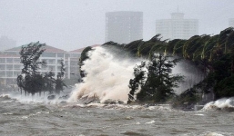 Bão số 5 giật cấp 14 đang  di chuyển nhanh với sức gió 135km/giờ vào đất liền