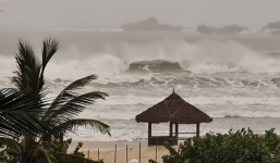 Bão số 11 Atsani di chuyển phức tạp, bất ngờ chuyển hướng trên Biển Đông