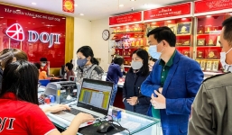 Nhiều người đeo khẩu trang kéo nhau đi mua vàng trước ngày vía Thần tài
