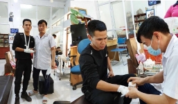 'Người hùng' Nguyễn Ngọc Mạnh băng bó tay phải vì chấn thương sau pha cứu cháu bé rơi từ tầng 13 chung cư