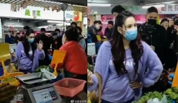 Bố đẻ của con trai thứ 3 vẫn 'bí ẩn', Trương Bá Chi lại lộ vòng 2 bất thường