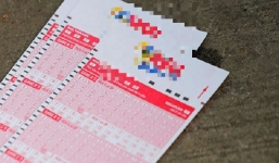 Người phụ nữ trúng xổ số gần 896 tỷ đồng mà không biết