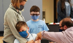 Xuất hiện tác dụng phụ hiếm gặp của vaccine Pfizer với các bé trai