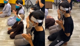 Hồ Văn Cường và mẹ ruột lộ diện trong lễ cầu siêu của ca sĩ Phi Nhung