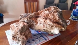 Thời đến cản không nổi, một lão ngư bất ngờ 'vớ bở' được 30 tỷ đồng khi nhặt được hòn đá lạ bên bờ biển