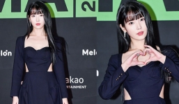 Rũ bỏ phong cách 'bánh bèo', IU lần đầu 'chơi lớn' khi mặc hở bạo hiểm hóc đến thảm đỏ MMA