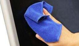 2 thứ đồ có sẵn trong bếp để lau tivi sạch bong sáng bóng mà không dùng nước lã