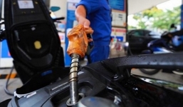 Giá xăng dầu hôm nay ngày 2/4: Tiếp tục lao dốc không phanh