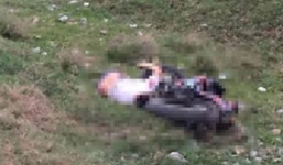 Tá hỏa phát hiện thi thể nằm úp cạnh xe máy ở bờ đê