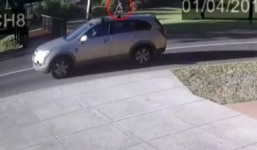 Hy hữu: Mẹ phóng xe hơi 20 phút mới biết con 4 tuổi trên nóc xe