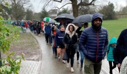 Gần 5.000 người xếp hàng dưới mưa, nguyên nhân phía sau khiến nhiều người xúc động