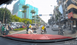 Cả phố tắc nghẽn dài vì chờ chị gái ninja 'nấu cháo' điện thoại trên đường