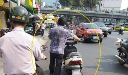 Vợ chồng trẻ vội đưa con đi khám không may đâm vào xe khác bị ép đền 3 triệu 