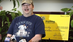 Chồng bất ngờ trúng số độc đắc 273 triệu USD sau khi bị vợ bỏ và thất nghiệp