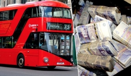 Nhặt được túi đựng hơn 9 tỷ đồng, cô lao công bất ngờ giao cho cảnh sát