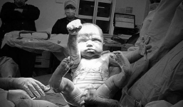 Bức ảnh bé trai chào đời với tư thế đặc biệt gây 'bão' MXH