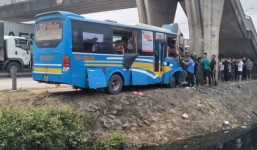 Xe khách tông vào trụ cầu, 11 người bị thương