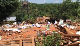 Đang ngủ trong nhà, vợ chồng bị xe ben tông tử vong