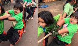 Bức ảnh bé gái kéo co với gương mặt thần thái không giống ai gây bão MXH