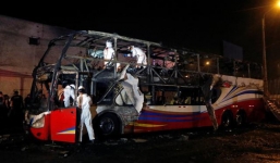 Xe bus bốc cháy dữ dội, 30 người thương vong