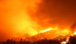 Chữa cháy nhưng gặp gió đổi chiều, 26 lính cứu hỏa chết thảm