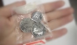 Chuyến bay hoãn khẩn cấp vì hành khách ném đồng xu cầu may