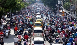 Chủ tịch Hà Nội: Cấm xe máy là ý kiến cá nhân, TP chưa quyết