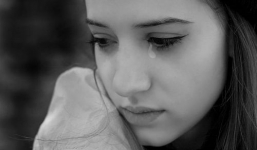 Cô gái lên mạng cầu cứu vì bị bạn trai chê vòng 1 quá khổ