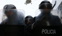 Hy hữu: Cướp tiền và đấu súng với cảnh sát trên máy bay