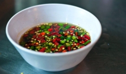 Chia tay chỉ vì rót quá nhiều mắm trong ngày ra mắt gia đình bạn trai