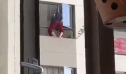 Clip: Thót tim cảnh người phụ nữ lau cửa sổ ngoài chung cư như 'người nhện'