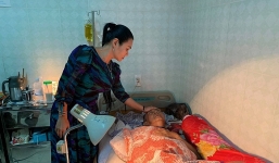 Xót xa hình ảnh nghệ sĩ Lê Bình không đủ sức mở mắt để chào đồng nghiệp vào thăm