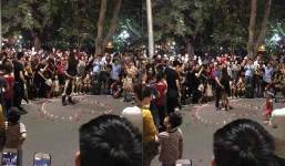 Chàng trai bị 'ném đá' sau khi làm lộ phần nhạy cảm của bạn gái trên phố đi bộ