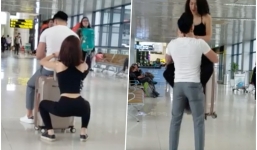 Cặp đôi hồn nhiên squat, 'nâng người yêu như nâng tạ' ở sân bay Nội Bài