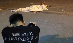 Hình ảnh con trai gục đầu khóc tức tưởi, nhìn mẹ nằm trên phố khiến nhiều người ám ảnh