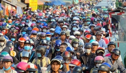 Người dân ùn ùn trở lại Hà Nội, Sài Gòn sau nghỉ lễ