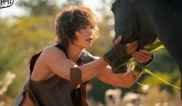 Song Joong Ki lộ hình ảnh tàn tạ hậu tin đồn ngoại tình