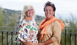 Du lịch cùng bạn trai, bà cô U50 tìm được tình yêu đồng giới của mình