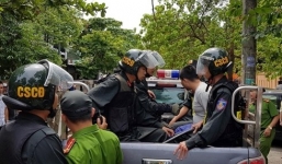 Xe của GĐ Sở GD&ĐT Quảng Trị bị kẻ nghi 'ngáo đá' dùng dao chém 