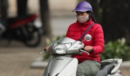 Người Hà Nội co ro khi trời chuyển lạnh đột ngột