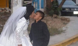 Bức ảnh người phụ nữ kết hôn với cậu bé và sự thật rơi nước mắt phía sau