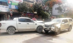 Nghi vợ cặp bồ, chồng đâm vợ rồi tông xe vào tình địch