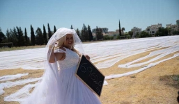 Hy hữu: Cô dâu sở hữu váy cưới có voan dài cỡ 63 sân bóng