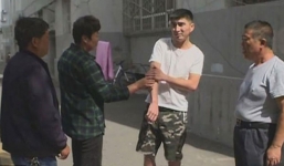 Đỡ bé 2 tuổi rơi từ tầng 4, thanh niên bất tỉnh