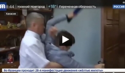 Quan chức Nga 'hạ đo ván' phóng viên vì bị 'hỏi đểu'