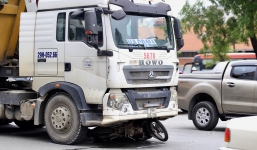 Va chạm với xe đầu kéo, nam xe ôm thiệt mạng