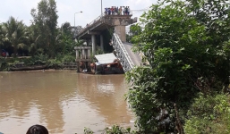 Sập cầu ở Đồng Tháp, nhiều người thoát chết