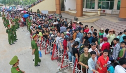 Người dân xếp hàng dài chờ mua vé trận U23 Việt Nam- U23 Myanmar